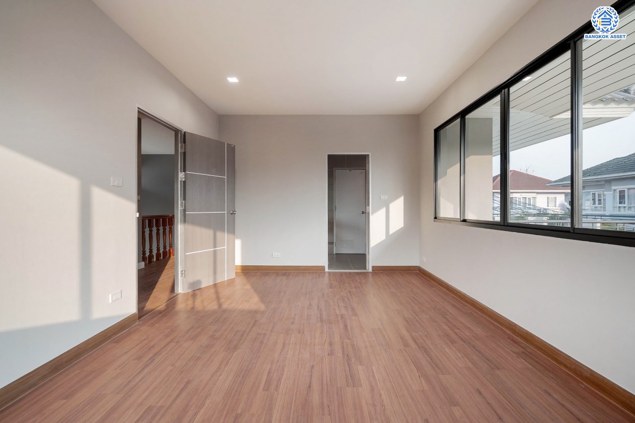 คฤหาสน์มือสองตกแต่งใหม่ โครงการ บ้านภาณุ ปิ่นเกล้า-บรมราชชนนี เนื้อที่ 142.7 ตร.ว. ฟังก์ชันจัดเต็ม 5 ห้องนอน 6 ห้องน้ำ 1 ห้องแม่บ้าน จอดรถได้ 4 คัน บนพื้นที่ใช้สอยเกือบ 451.5 ตร.ม. พร้อมพื้นที่สีเขียวสนามหญ้ากว้างขวาง ตอบโจทย์ครอบครัวใหญ่ บนทำเลศักยภาพ เชื่อมต่อทั้งถนนกาญจนาภิเษก และทางคู่ขนานลอยฟ้าบรมราชชนนี ใกล้ ม.มหิดล, สถานีขนส่งสายใต้ใหม่ และเซ็นทรัลปิ่นเกล้า